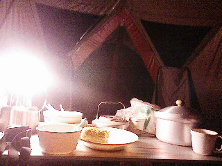 リビシェルの中で浮かび上がる食卓。ランタンが光を放ってます