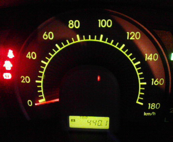 車の走行メータは440km