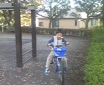 新しい自転車がまだ操れないKen