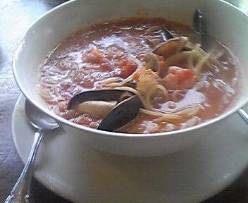 しろいドンブリに赤いスープ。麺はスパゲッティ