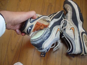 靴のそこがむけちゃったスポーツシューズ