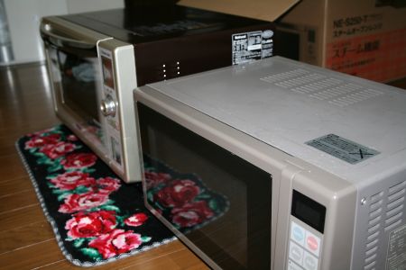 手前に故障したレンジ、奥は新品