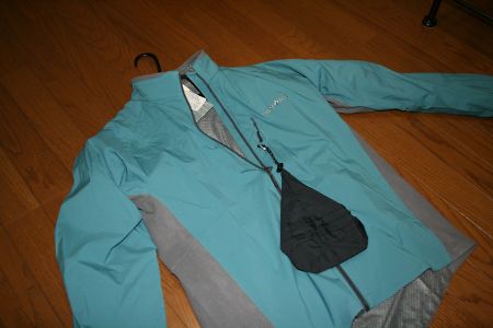 モンベルの青いウインドブレーカー