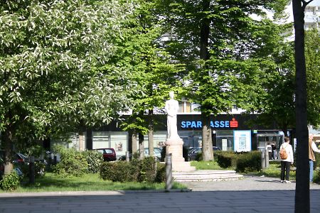 きれいな像があります。駅前