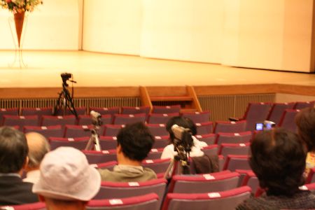 席に着き待っているところ。コンサートホール