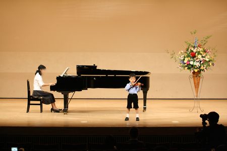 カミサンがピアノ。Kenが真ん中でバイオリンを弾いています