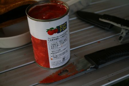 トマト缶の前の血まみれ、いえトマトまみれナイフ