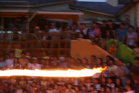 ワイヤーを伝わり炎が一直線にキャンプファイヤーのヤグラに飛んでいきます