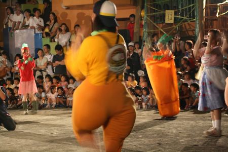きぐるみを着て踊る、先生たち。自作らしいですよ