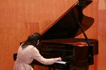 すばらしいグランドピアノで、カミサンは真剣にリハーサルです