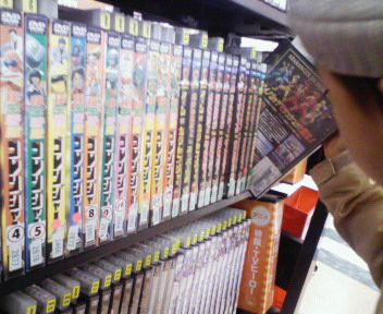 ゴレンジャーのDVDをツタヤで吟味するKen(ちなみに文字は読めない)