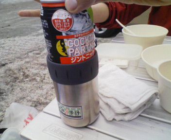 ジャストフィット缶クーラーという容器に、ジントニックのチューハイ缶を入れるところ