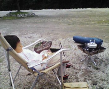 Kenちゃんもうちわもって、みみすけ用の椅子にまどろんでます