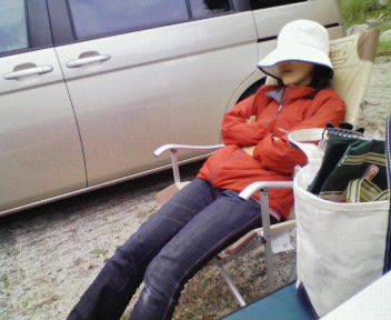 カミサンもまったりと、いすに腰かけてまどろんでます