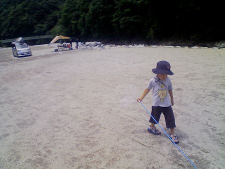 手前にKen(虫取り網持ってる)、後方には別の人のサイトが見える