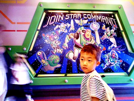 憧れのキャラクターを背にしながら、いまひとつの表情のKen