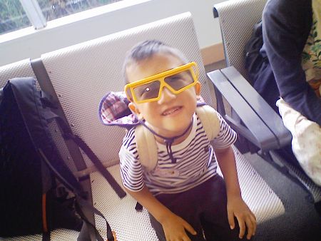 3D映画にご満悦。Ken。黄色い3Dめがねが笑いを誘う