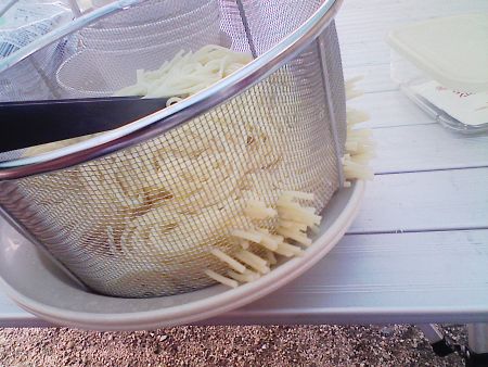 ユニフレームのなべに網も一緒に沈めて、パスタをゆでたら、大量に網の中に挟まった