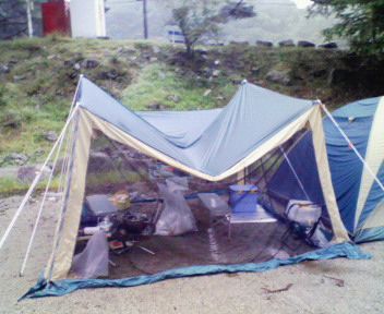 メッシュタープ。本来台形になっているはずが、完全にM字型になっている