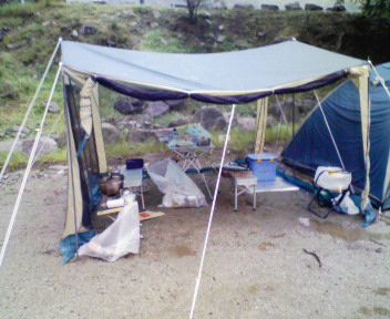 真ん中の1点を下に下ろすようにロープをつけてペグうち