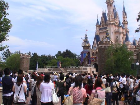 シンデレラ城前のショーの会場。みな立ち見