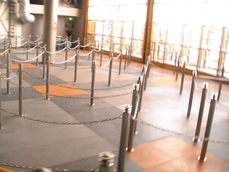 がらがらのスターツアーズ乗り場。